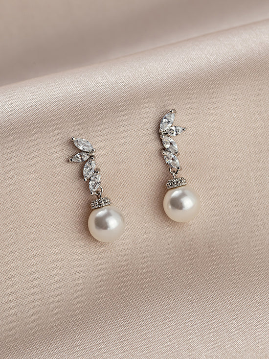 Evora Pearl Earrings