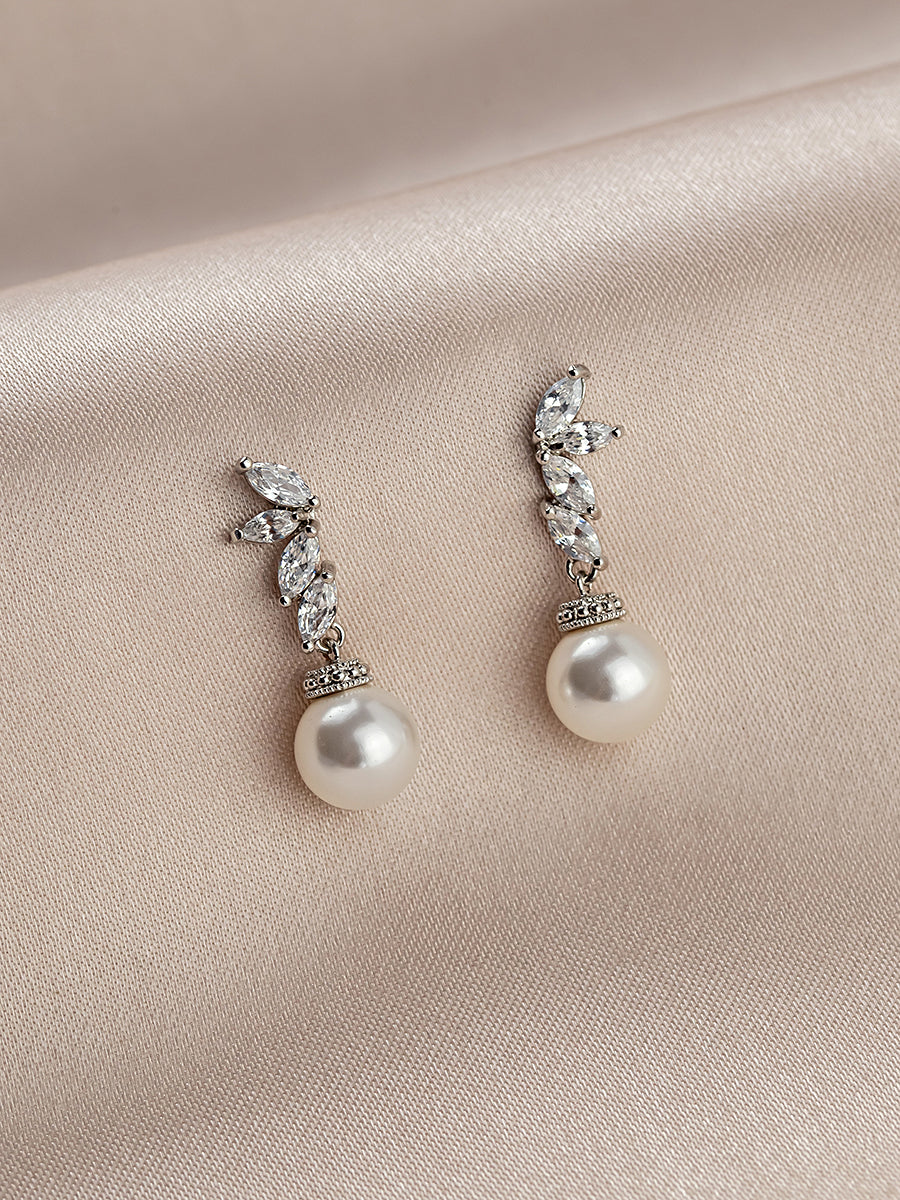 Load image into Gallery viewer, Evora Pearl Earrings
