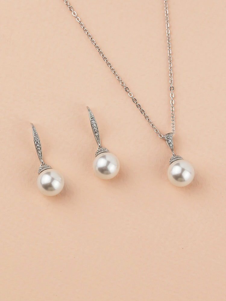 
            
                Load image into Gallery viewer, Classic Pearl Jewelry Set
            
        