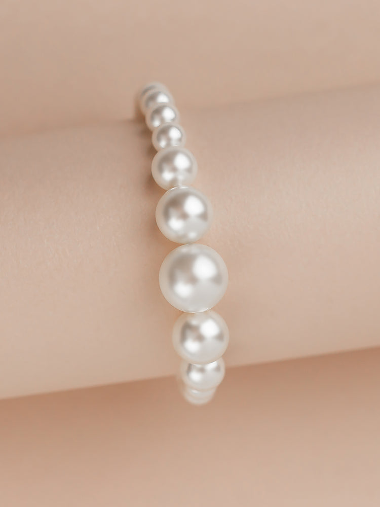 
            
                Load image into Gallery viewer, Graduated Pearl Bracelet
            
        