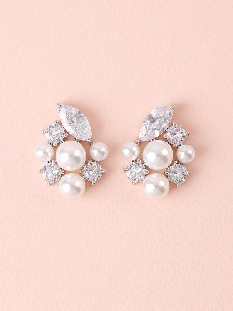 
            
                Load image into Gallery viewer, Vera Earrings
            
        