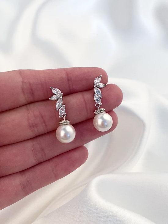 Load and play video in Gallery viewer, Evora Pearl Earrings
