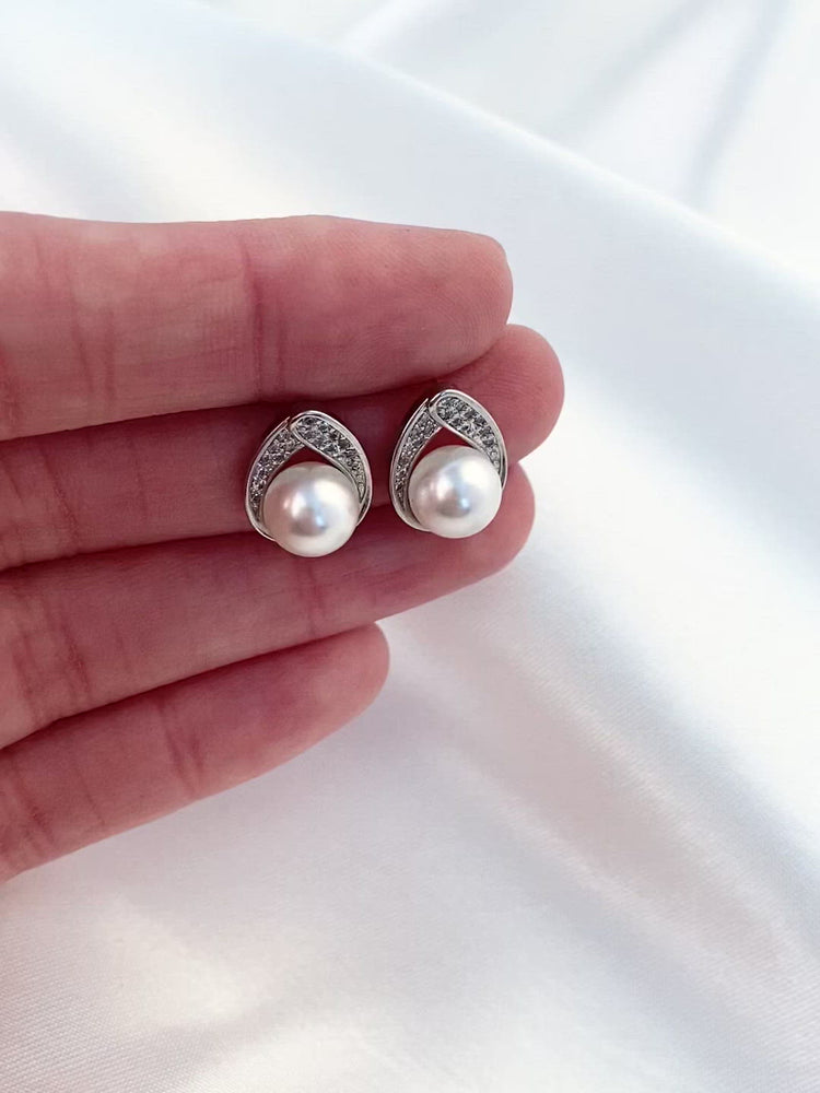 
            
                Load and play video in Gallery viewer, Astra Jewelry Set | Stud
            
        